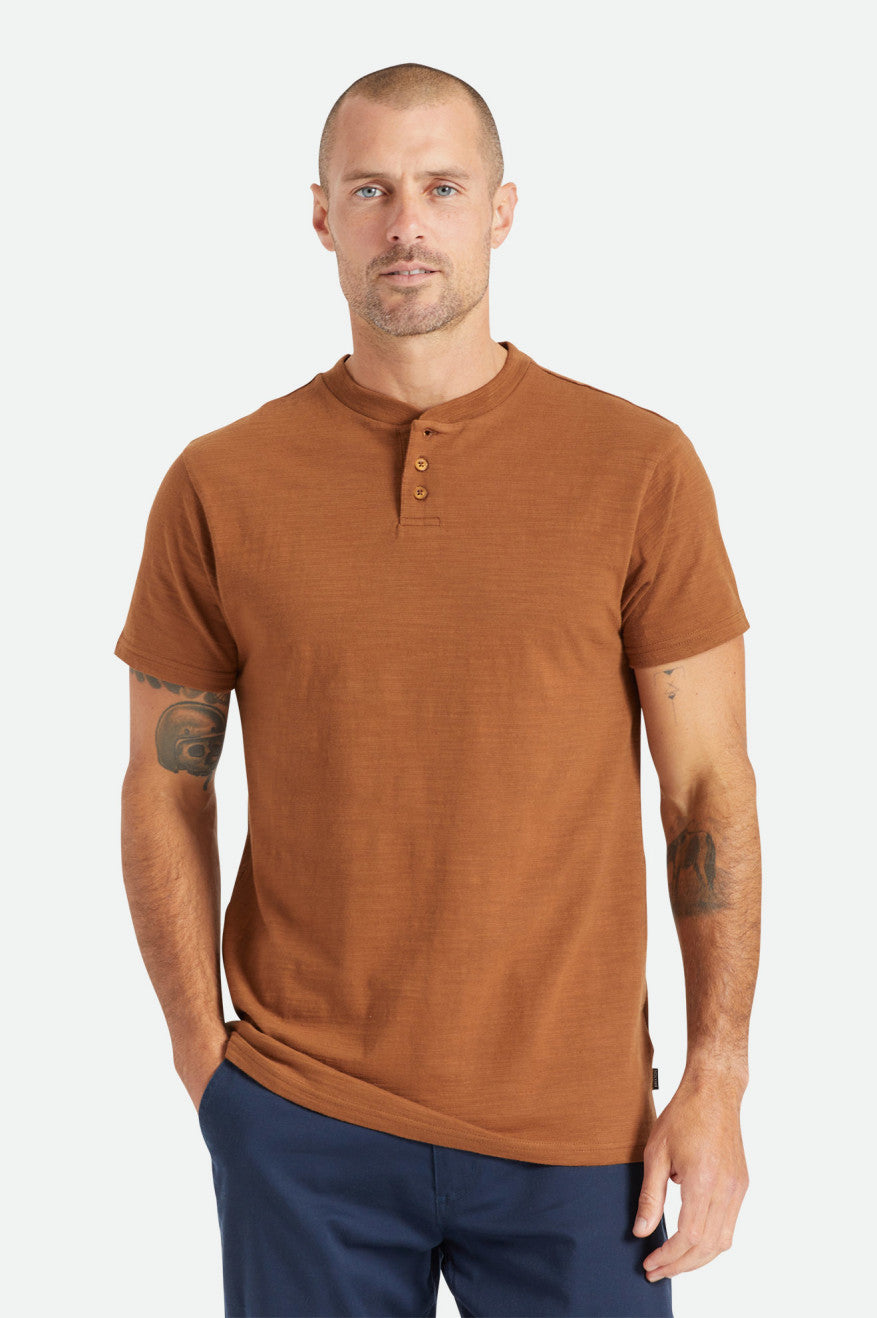 Tops Brixton Basic Slub S/S Henley Hombre Marrones | 05VGJYIMR